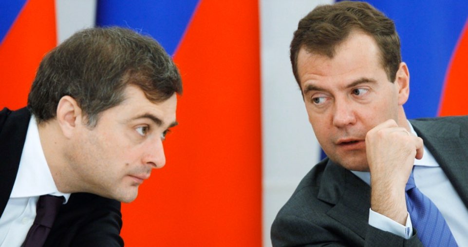 2011년 블라디슬라프 수르코프(왼쪽)과 드미트리 메드베데프 당시 러시아 대통령이 대화하는 모습. EPA 연합뉴스