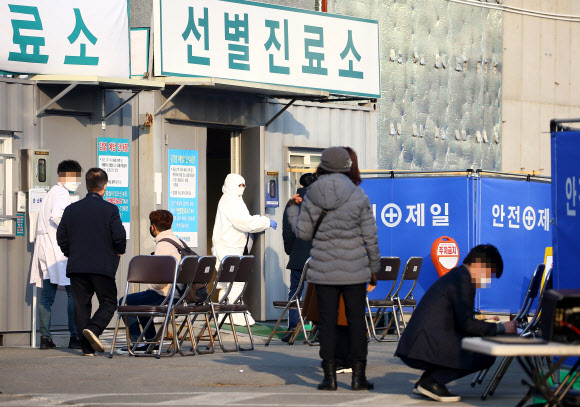 아침부터 의심 환자 몰리는 대구의료원 선별진료소