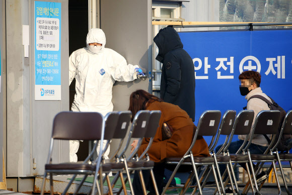 아침부터 의심 환자 몰리는 대구의료원 선별진료소