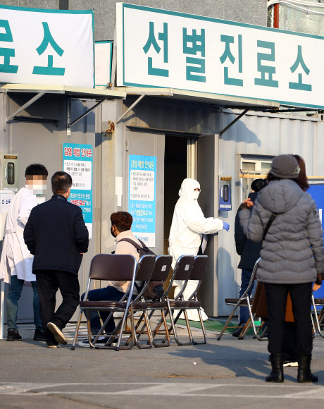 아침부터 의심 환자 몰리는 대구의료원 선별진료소