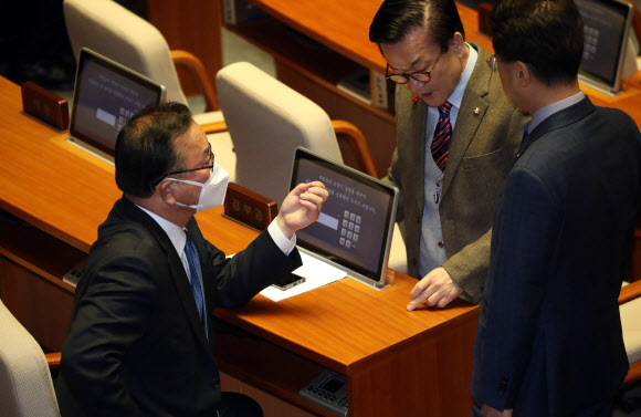 마스크 착용하고 본회의 참석한 김부겸