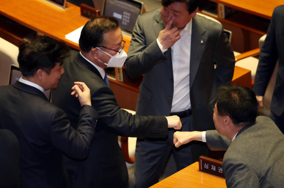 마스크 착용하고 본회의 참석한 김부겸