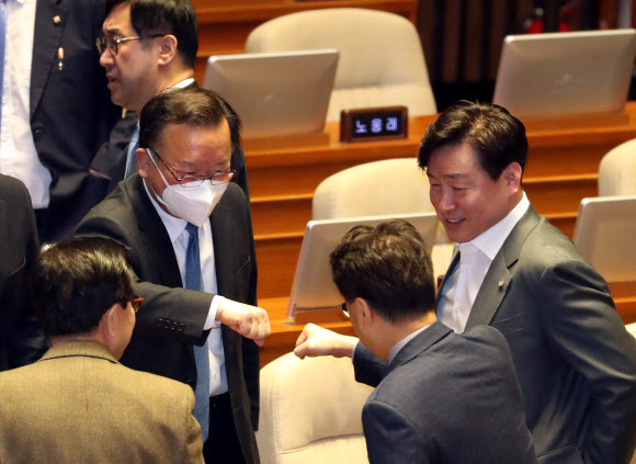 김부겸, 마스크 착용하고 ‘주먹 인사’