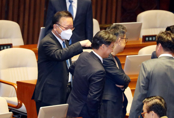 김부겸 ‘마스크 끼고’