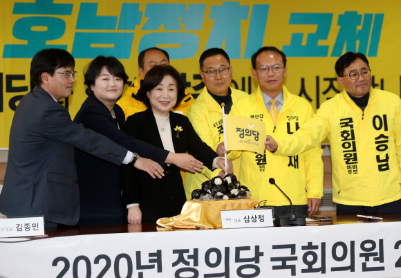 정의당 심상정 대표와 총선 후보자 주먹밥 퍼포먼스