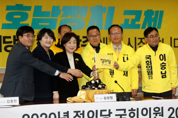 정의당 심상정 대표와 총선 후보자 주먹밥 퍼포먼스