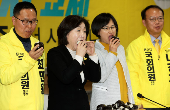 주먹밥 맛보는 정의당 심상정 대표