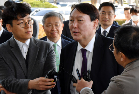 광주서 기자들 질문 받는 윤석열 검찰총장