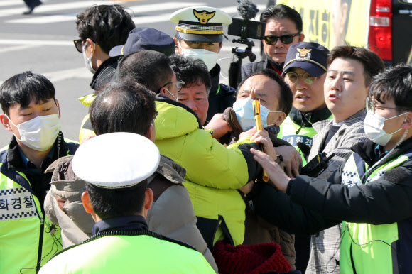윤석열 광주 방문에 찬반 대립
