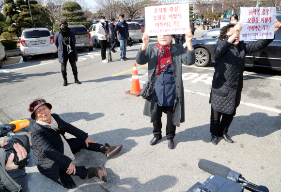 윤석열 면담 요구하는 5·18 어머니들