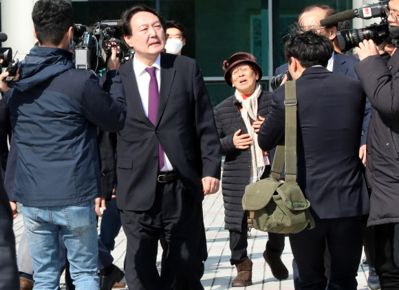 윤석열 면담 요구하는 5·18 어머니