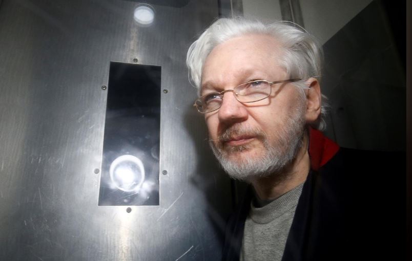위키리크스 설립자 줄리언 어산지가 지난달 13일(현지시간) 영국 런던에 있는 웨스트민스터 행정법원을 떠날 때의 모습. 런던 로이터 연합뉴스