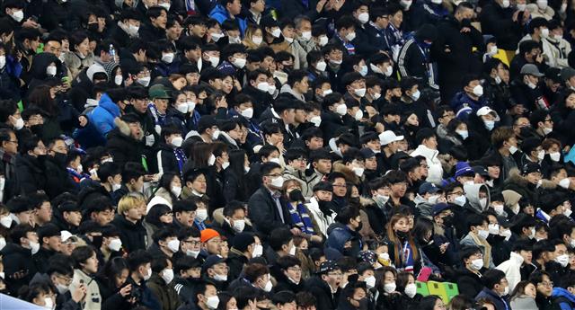 지난 19일 수원 월드컵경기장에서 열린 수원 삼성과 비셀 고베의 아시아축구연맹 챔피언스리그를 보기 위해 경기장을 찾은 팬들이 마스크를 하고 있다. 뉴스1