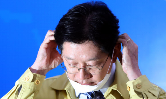 마스크 착용하는 김경수 지사