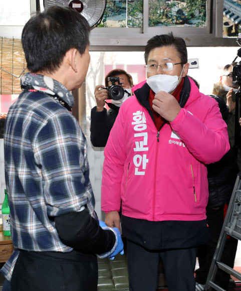 낙원동 주민과 인사하는 황교안 대표