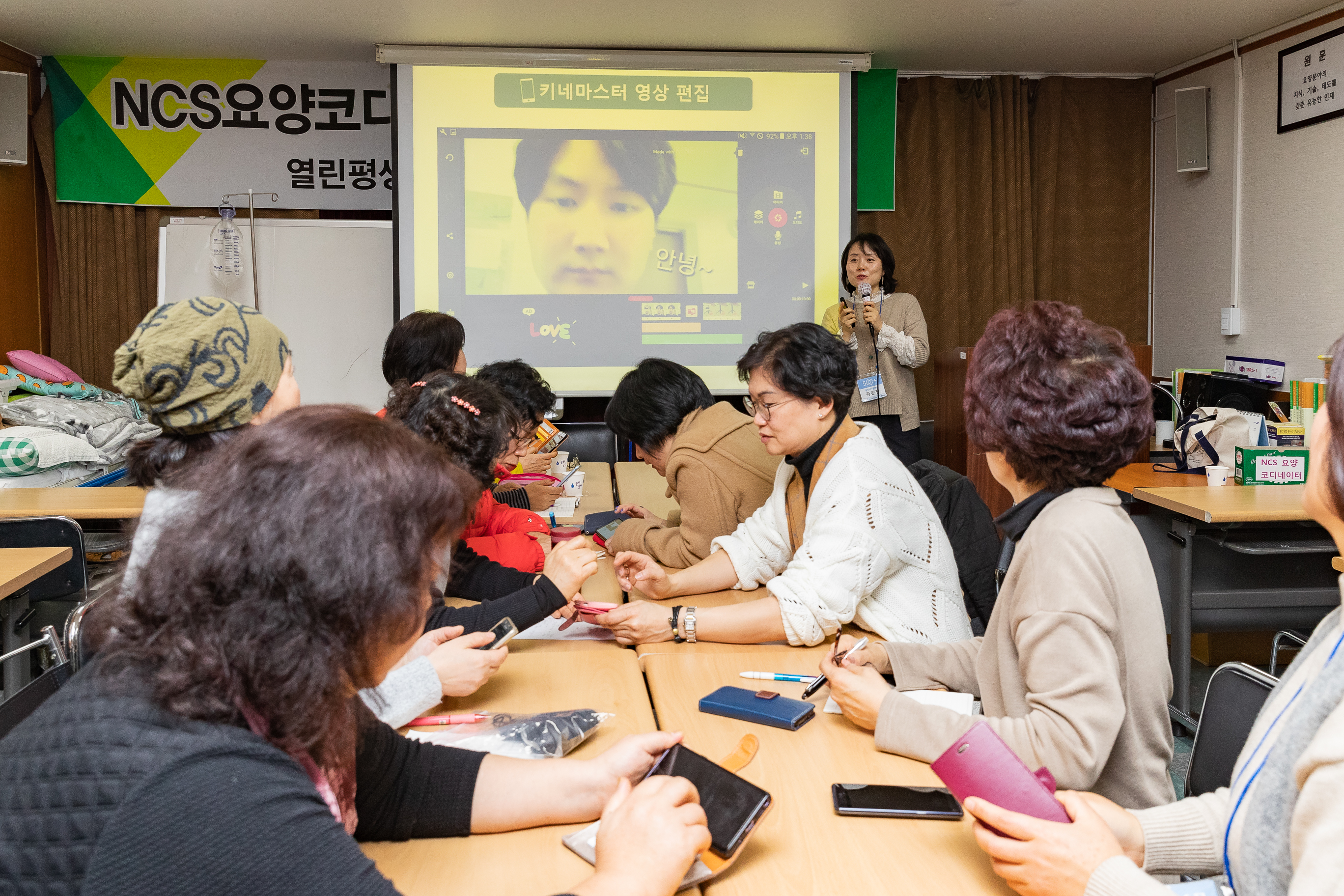 서울 광진구 50플러스 플래너들이 어르신 미래설계 지원활동을 하고 있는 모습. 2020.2.22. 광진구 제공