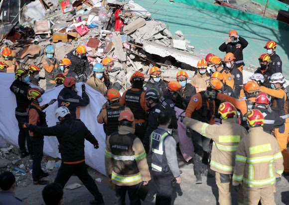 부산 주택 붕괴 마지막 5번째 매몰자 구조…2명 사망추정