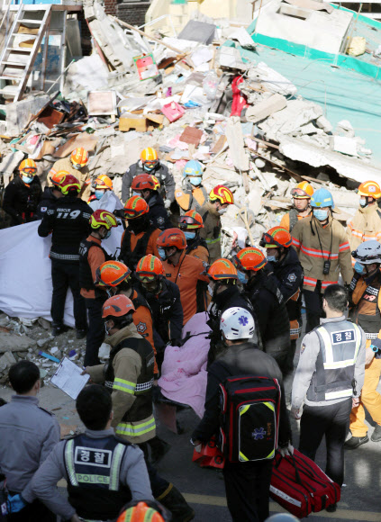 부산 주택 붕괴 마지막 5번째 매몰자 구조…2명 사망추정