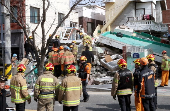 구조 펼치는 소방대원들