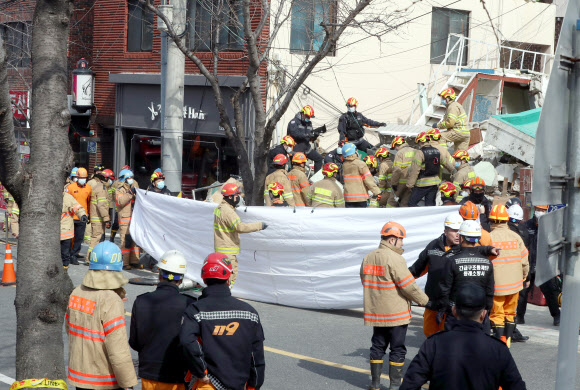 구조 펼치는 소방대원들