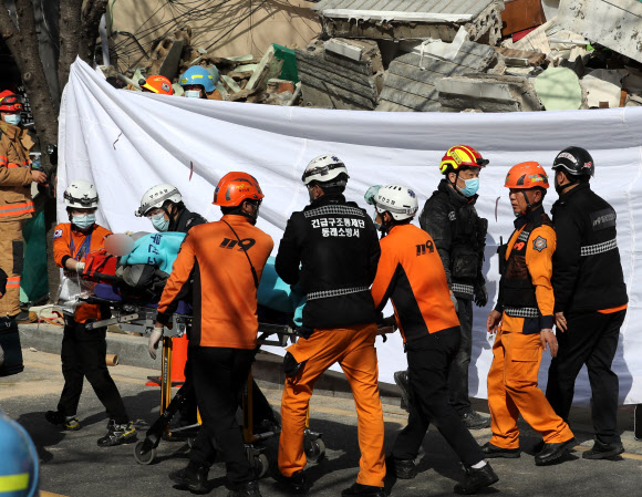 이송되는 부산 주택 매몰자