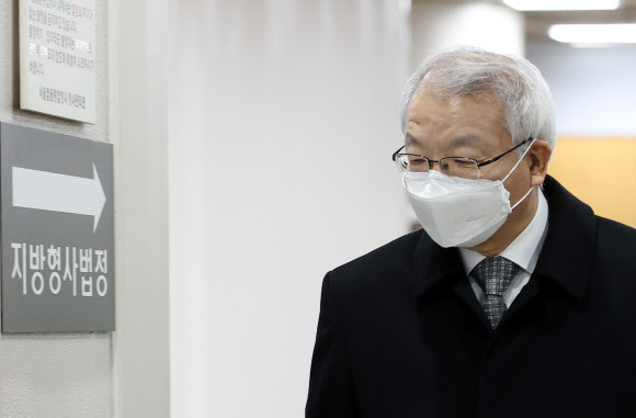 법정 향하는 양승태 전 대법원장