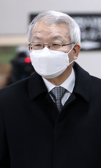 양승태 전 대법원장, 속행공판 출석