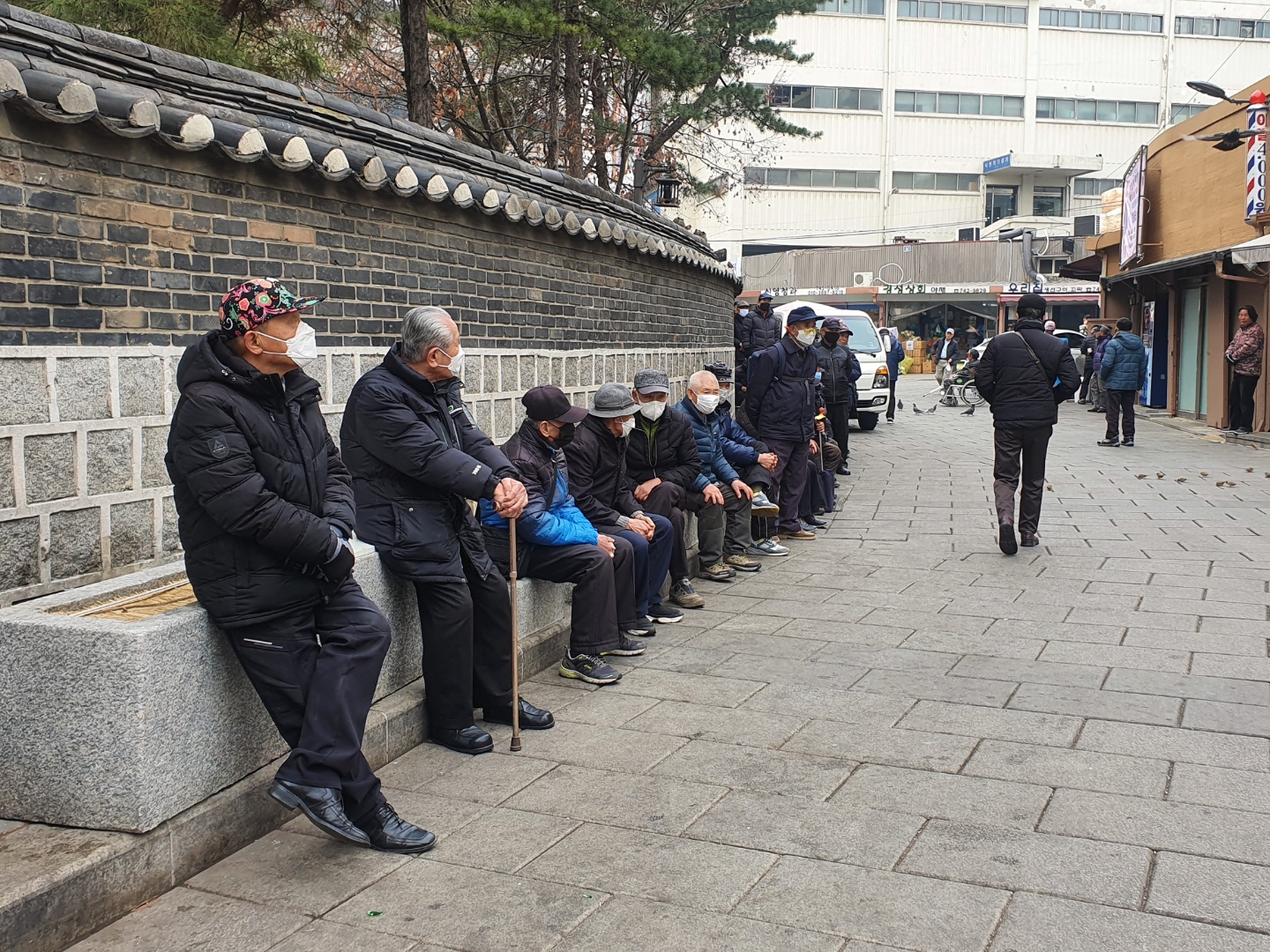 지난 20일 서울 종로구 탑골공원 인근 무료급식소 앞에서 노인들이 급식을 기다리고 있다.