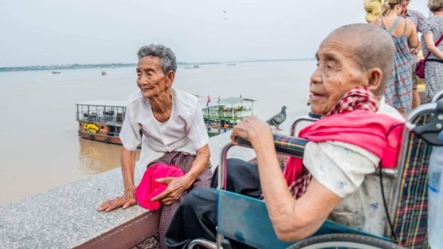 47년 만에 해후한 캄보디아 자매 분 체아(왼쪽)와 분 센 할머니가 이번 주 프놈펜의 툰레 삽 강변 유원지를 찾아 무심히 흐른 세월을 돌아보고 있다. 캄보디아 어린이 기금 제공 영국 BBC 홈페이지 캡처 