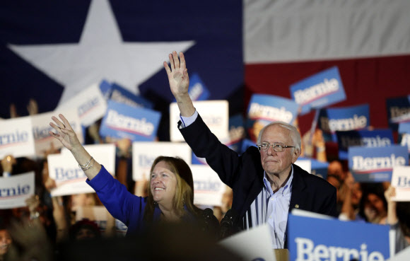 버니 샌더스 상원의원과 부인 제인이 22일(현지시간) 미국 텍사스주 샌안토니오에서 열린 선거 행사에 참석하고 있다. AP 연합뉴스