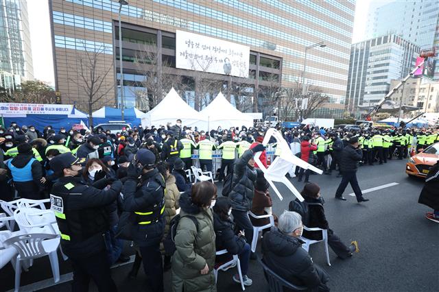 23일 오전 서울 광화문 교보빌딩 앞에서 열린 문재인하야범국민투쟁본부(범투본) 주최 대한민국 바로 세우기 국민대회에서 집회 참가자가 경찰과 충돌하고 있다. 2020.2.23 뉴스1