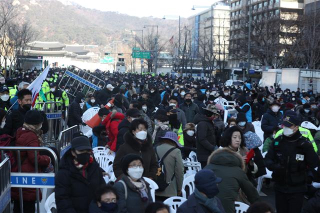 23일 오전 서울 광화문 교보빌딩 앞에서 열린 문재인하야범국민투쟁본부(범투본) 주최 대한민국 바로 세우기 국민대회에서 집회 참가자가 경찰과 충돌하고 있다. 2020.2.23 뉴스1
