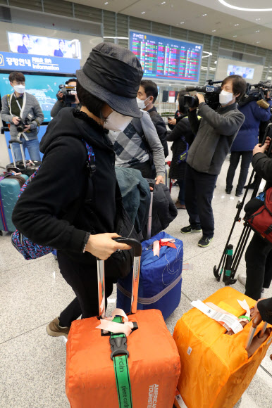 이스라엘로 가는 중에 입국 금지를 당한 한국인 여행객들이 23일 오후 인천국제공항을 통해 귀국하고 있다. 외교부에 따르면 이스라엘 정부는 지난 22일 오후 7시 30분께 이스라엘 텔아비브에 도착한 대한항공 KE957편을 비롯해 한국에서 들어오는 외국인의 입국을 금지했다. 2020.2.23  연합뉴스