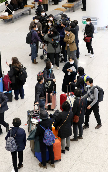 이스라엘로 가는 중에 입국 금지를 당한 한국인 승객들이 23일 오후 인천국제공항을 통해 귀국한 뒤 취재진의 질문을 받고 있다. 외교부에 따르면 이스라엘 정부는 지난 22일 오후 7시 30분께 이스라엘 텔아비브에 도착한 대한항공 KE957편을 비롯해 한국에서 들어오는 외국인의 입국을 금지했다. 2020.2.23  연합뉴스