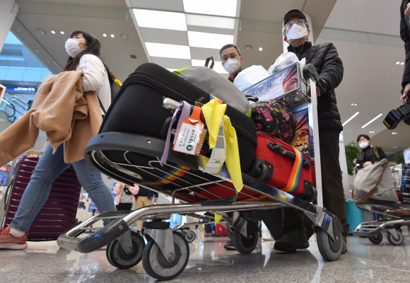 23일 이스라엘 텔 아브비에서 입국이 금지돼 한국으로 돌아온 대한민국들이 인천공항으로 통해 귀국 하고 있다. 2020.2.23  박지환 기자 popocar@seoul.co.kr