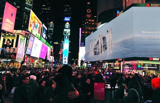 현대자동차의 글로벌 홍보대사 방탄소년단(BTS)이 출연한 수소 캠페인 영상(오른쪽 위)이 지난 21일(현지시간) 미국 뉴욕 타임스스퀘어 메리어트 마퀴스 호텔 전광판에서 상영되고 있다.<br>현대자동차 제공