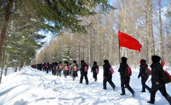 북한 최고인민회의 대의원들, 마스크 끼고 백두산 답사