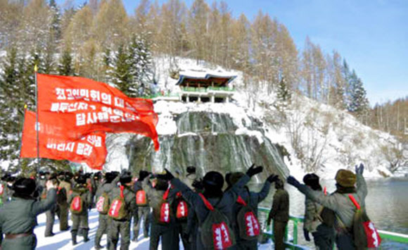 북한 최고인민회의 대의원들, 마스크 끼고 백두산 답사
