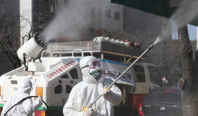 지난 주말 대전지역에서 신종 코로나바이러스 감염증(코로나19)이 잇달아 발생한 가운데 24일 대전 유성구의 한 아파트 단지에서 보건소 관계자들이 소독을 하고 있다. 2020.2.24 뉴스1