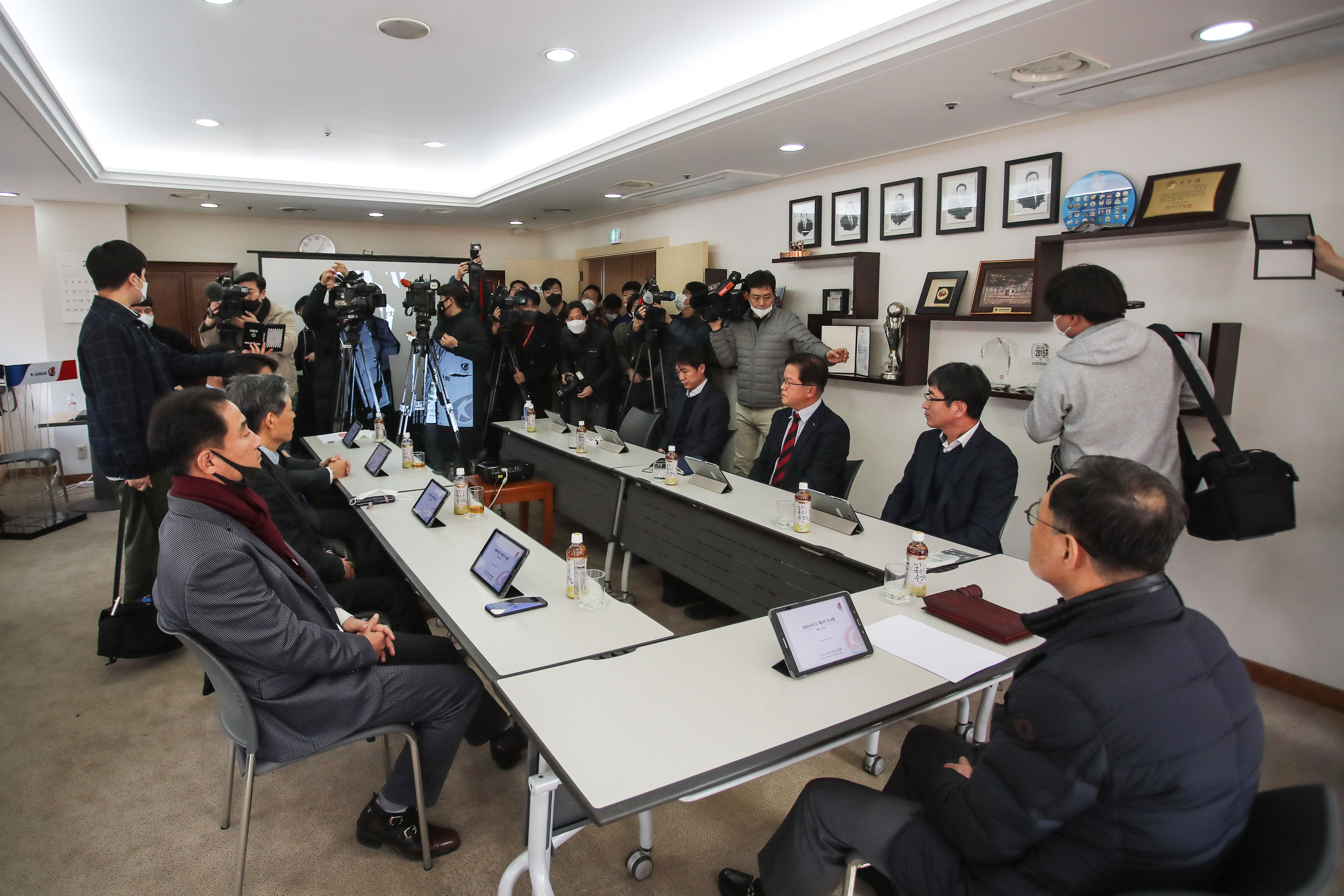K리그가 24일 코로나19 사태와 관련해 긴급 이사회를 열고 있다. 한국프로축구연맹 제공