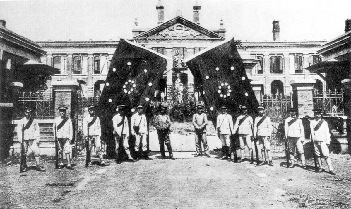 1911년 우창 봉기를 일으킨 반군이 중국 후베이성 우한의 임시정부 앞에서 포즈를 취하고 있다. 위키피디아