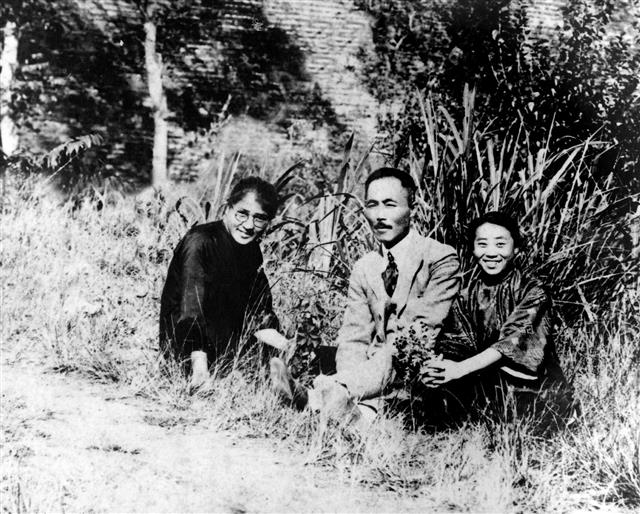 1925년 무렵 도산 안창호와 찍은 사진. 왼쪽부터 김마리아, 도산, 독립운동가 차경신.