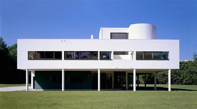 르코르뷔지에 초기 건축 작업을 대표하는 빌라 사보아. 하얀 사각 박스의 순수한 형상이 인상적이다. 르코르뷔지에 재단 제공