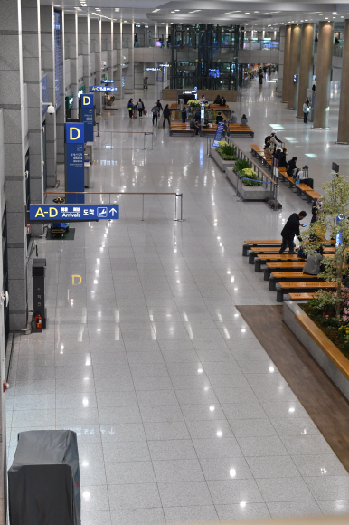 코로나19 여파… 인천공항 입국장 한산