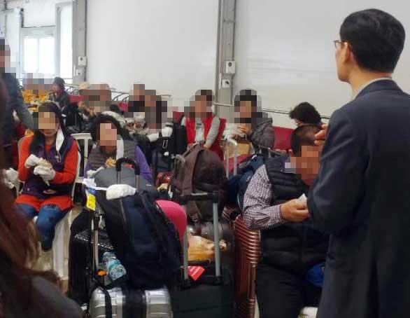 이스라엘을 다녀간 한국인 관광객 다수가 신종 코로나바이러스(코로나19)에 감염이 확인되자 확산을 우려한 이스라엘 정부가 한국인 입국 금지 및 한국 국적 성지순례객 1,600여명의 14일간 격리 조치를 발표했다.  이스라엘 투어 현지 한국인 여행사와 대한항공 측은 공항에서 노숙하는 한국 관광객들에게 간단한 식사와 음료 등을 제공하며 현지 항공사와 긴밀하게 협조해 귀국편 항공기 탑승을 돕고 있다. 2020.2.24 쿠키뉴스 제공