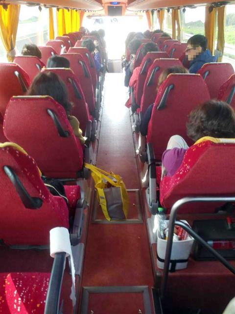 이스라엘을 다녀간 한국인 관광객 다수가 신종 코로나바이러스(코로나19)에 감염이 확인되자 확산을 우려한 이스라엘 정부가 한국인 입국 금지 및 한국 국적 성지순례객 1,600여명의 14일간 격리 조치를 발표했다.  입국 금지 조치가 이루어지기 전인 22일 이전에 도착해 이스라엘 관광 중이던 한국관광객들 일부는 호텔 체크인이 거부되자 버스에서 노숙하거나 서둘러 귀국하기위해 공항으로 이동 중이다. 2020.2.24 쿠키뉴스 제공