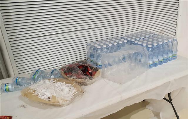 이스라엘을 다녀간 한국인 관광객 다수가 신종 코로나바이러스(코로나19)에 감염이 확인되자 확산을 우려한 이스라엘 정부가 한국인 입국 금지 및 한국 국적 성지순례객 1,600여명의 14일간 격리 조치를 발표했다.  입국 금지 조치가 이루어지기 전인 22일 이전에 도착해 이스라엘 관광 중이던 한국관광객들이 한국인 식당 이용이 금지되자 한국인 관광객에게 이스라엘 티베리아의 한 호텔에서 제공한 간단한 식음료.2020.2.24 쿠키뉴스 제공