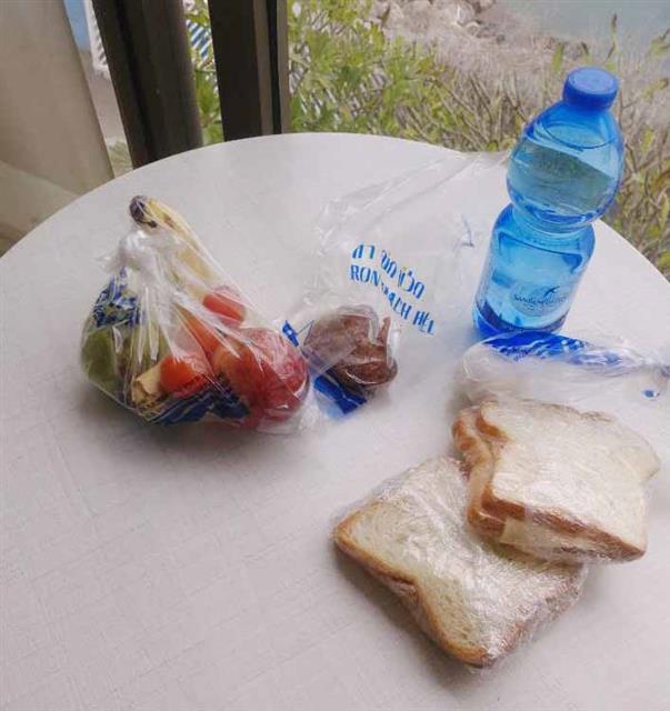 이스라엘을 다녀간 한국인 관광객 다수가 신종 코로나바이러스(코로나19)에 감염이 확인되자 확산을 우려한 이스라엘 정부가 한국인 입국 금지 및 한국 국적 성지순례객 1,600여명의 14일간 격리 조치를 발표했다. 입국 금지 조치가 이루어지기 전인 22일 이전에 도착해 이스라엘 관광 중이던 한국관광객들이 한국인 식당 이용이 금지되자 한국인 관광객에게 이스라엘 티베리아의 한 호텔에서 제공한 간단한 식음료.2020.2.24 쿠키뉴스 제공