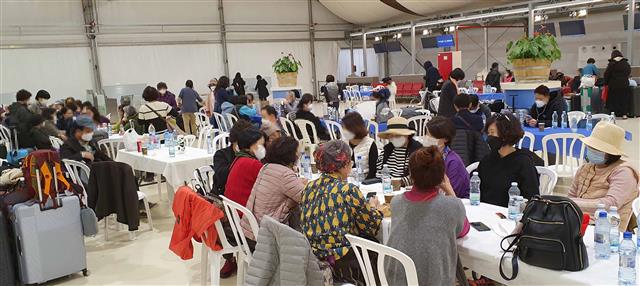 이스라엘을 다녀간 한국인 관광객 다수가 신종 코로나바이러스(코로나19)에 감염이 확인되자 확산을 우려한 이스라엘 정부가 한국인 입국 금지 및 한국 국적 성지순례객 1,600여명의 14일간 격리 조치를 발표했다. 입국 금지 조치가 이루어지기 전인 22일 이전에 도착해 이스라엘 관광 중이던 한국관광객들이 한국인 식당 이용이 금지되자 한국인 관광객에게 이스라엘 티베리아의 한 호텔에서 간단한 식음료를 제공하고 있다.2020.2.24 쿠키뉴스 제공