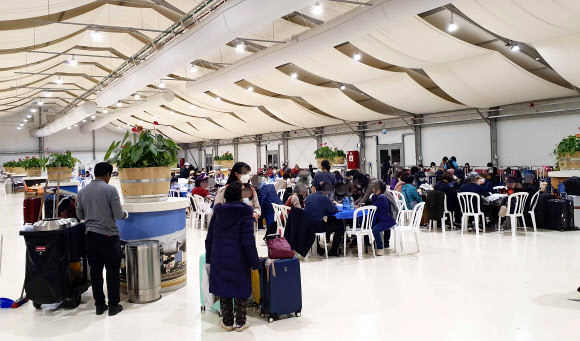 24일(현지시간) 이스라엘 텔아비브의 벤구리온 국제공항에서 우리나라 여행객들이 이스라엘 투어 등 현지 한국인 여행사 직원과 대한항공 측이 제공한 음식 등을 먹으며 항공편을 기다리고 있다. 이스라엘 인터넷매체 와이넷(Ynet)은 이스라엘 정부가 24일(현지시간)부터 전세기를 이용해 자국에 체류 중인 한국인 관광객들을 한국으로 돌려보낼 예정이라고 이날 보도했다.  2020.2.24  쿠키뉴스 제공